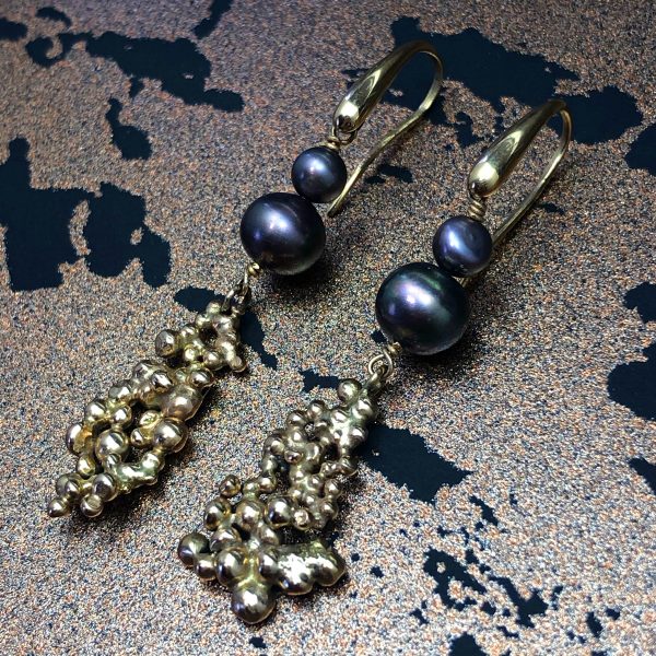 Freeform gold molecule and pearl earrings